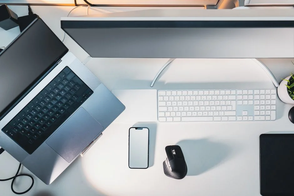 Une personne utilise un ordinateur portable pour parcourir des sites de photos de stock. Travail en freelance dans un cadre confortable.